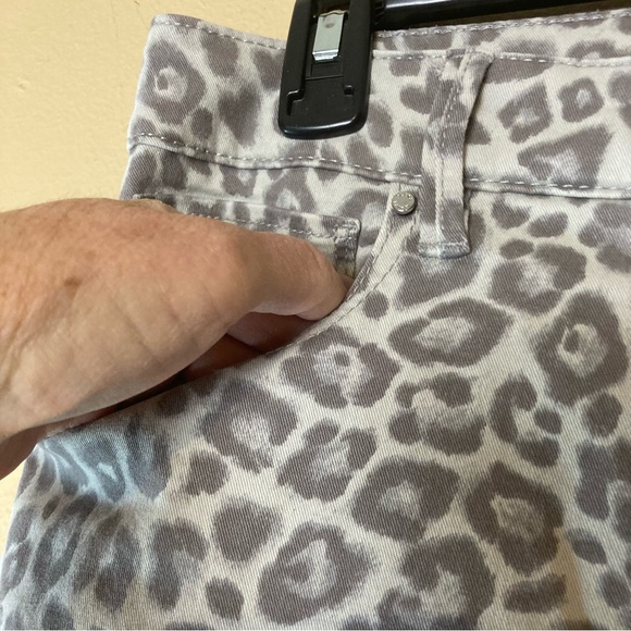 White House Black Market WHBM Jeans Cheetah Print Size Large - Picture 4 of 12